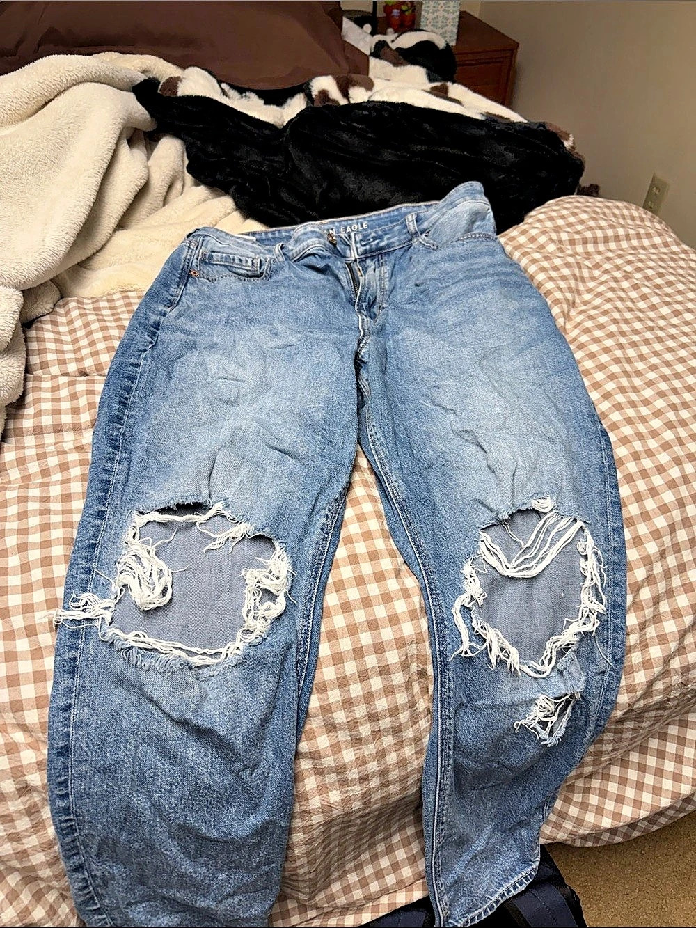14 short American Eagle Outfitters AE Ripped Mom Jean Distressed Boyfriend Jeans